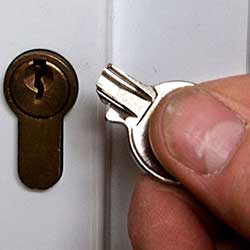 Дверной замок прокручивается ключ, 8 (495) 641-96-97
